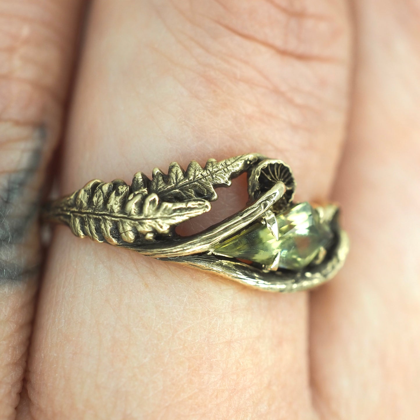 Paulina ring with green Australian sapphire kite