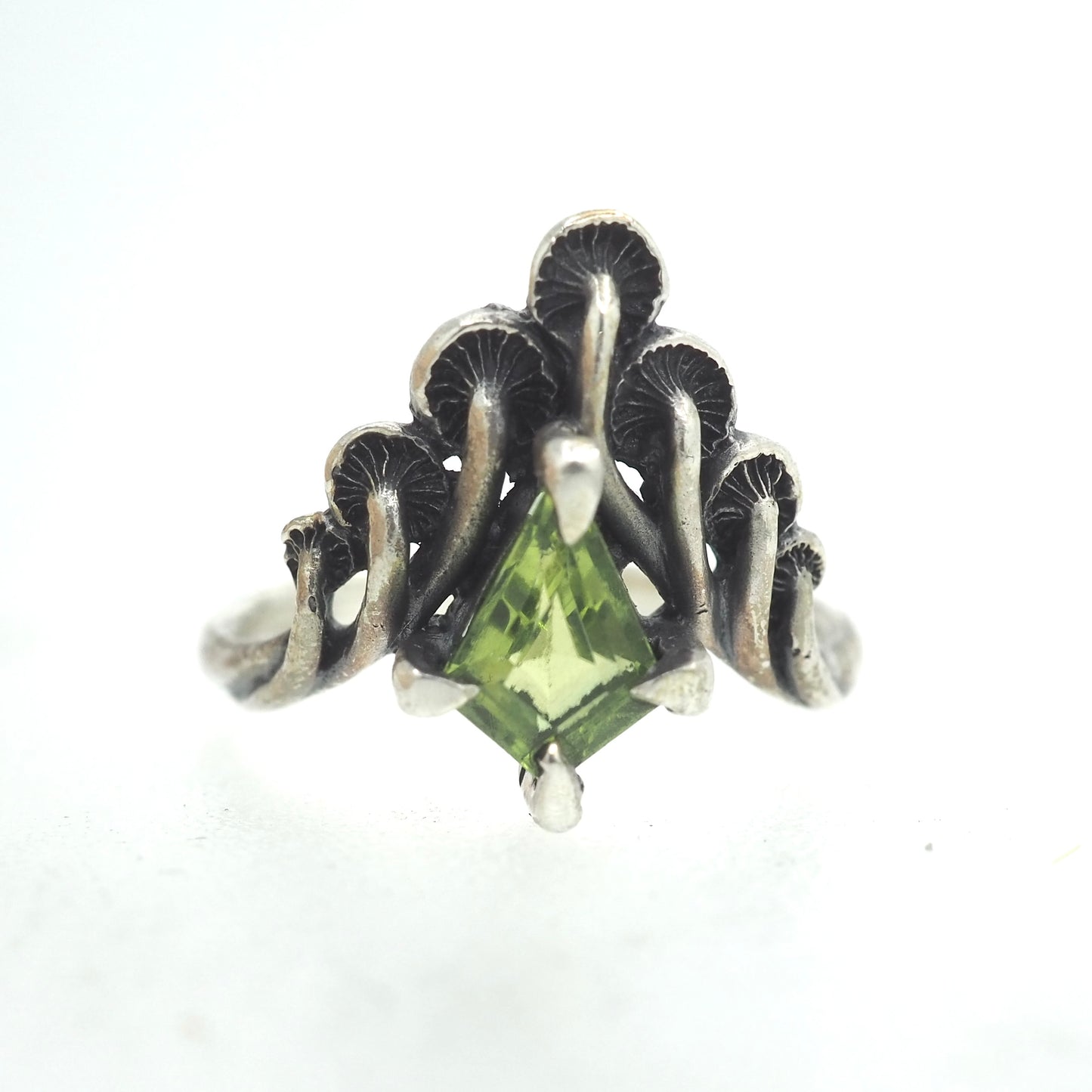 Mushroom peak ring in silver