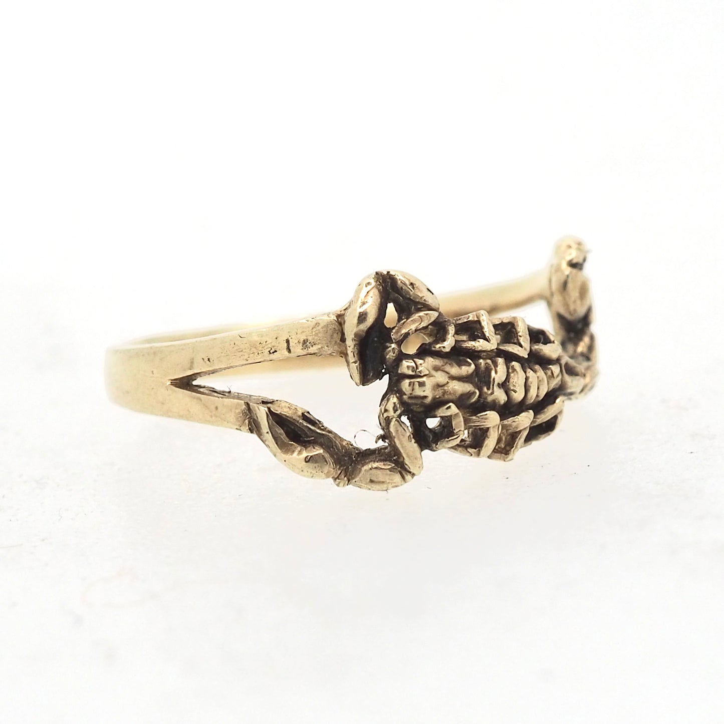 Scorpion east west ring gold