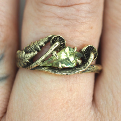 Paulina ring with green Australian sapphire kite