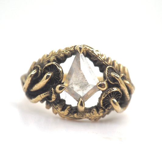 Oasis ring with kite diamond