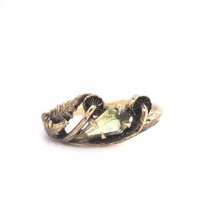 Paulina ring with green Australian sapphire kite