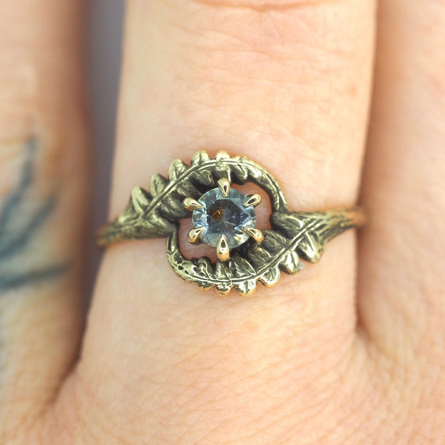 Fernfinity ring with sapphire