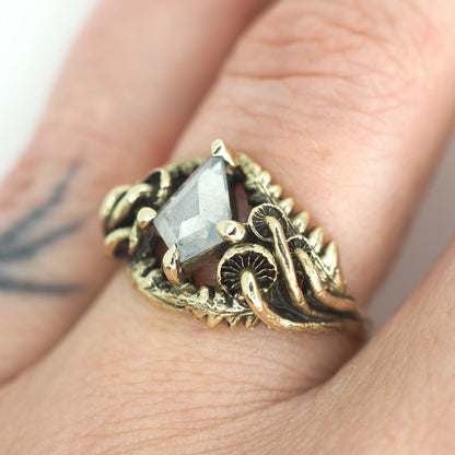 Oasis ring with kite diamond