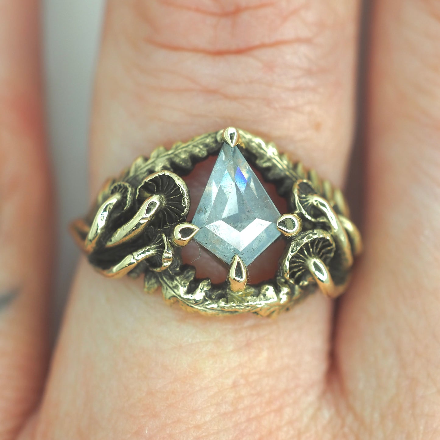 Oasis ring with kite diamond