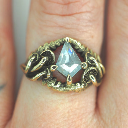 Oasis ring with kite diamond