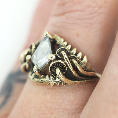 Oasis ring with kite diamond