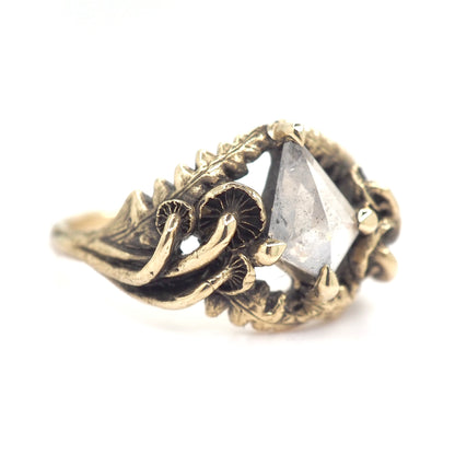 Oasis ring with kite diamond