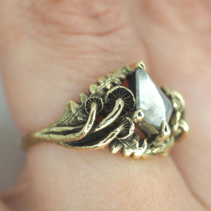 Oasis ring with kite diamond