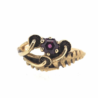 Sisters ring with garnet hexagon
