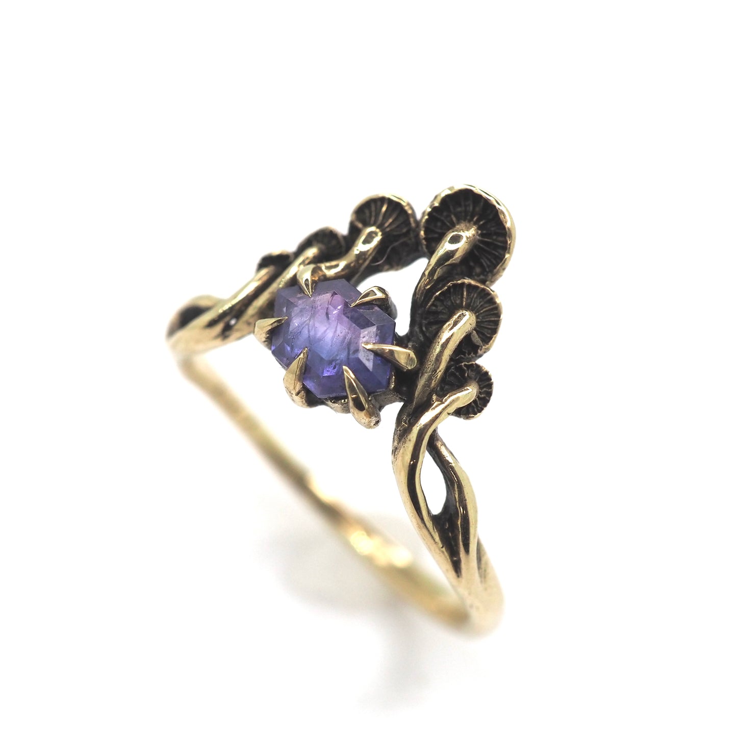 Mushroom peak ring with purple sapphire