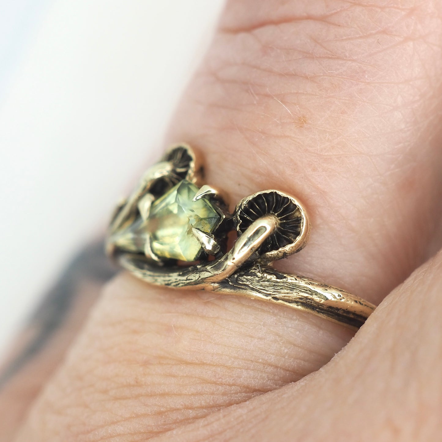 Paulina ring with green Australian sapphire kite