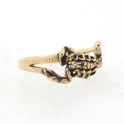 Scorpion east west ring gold