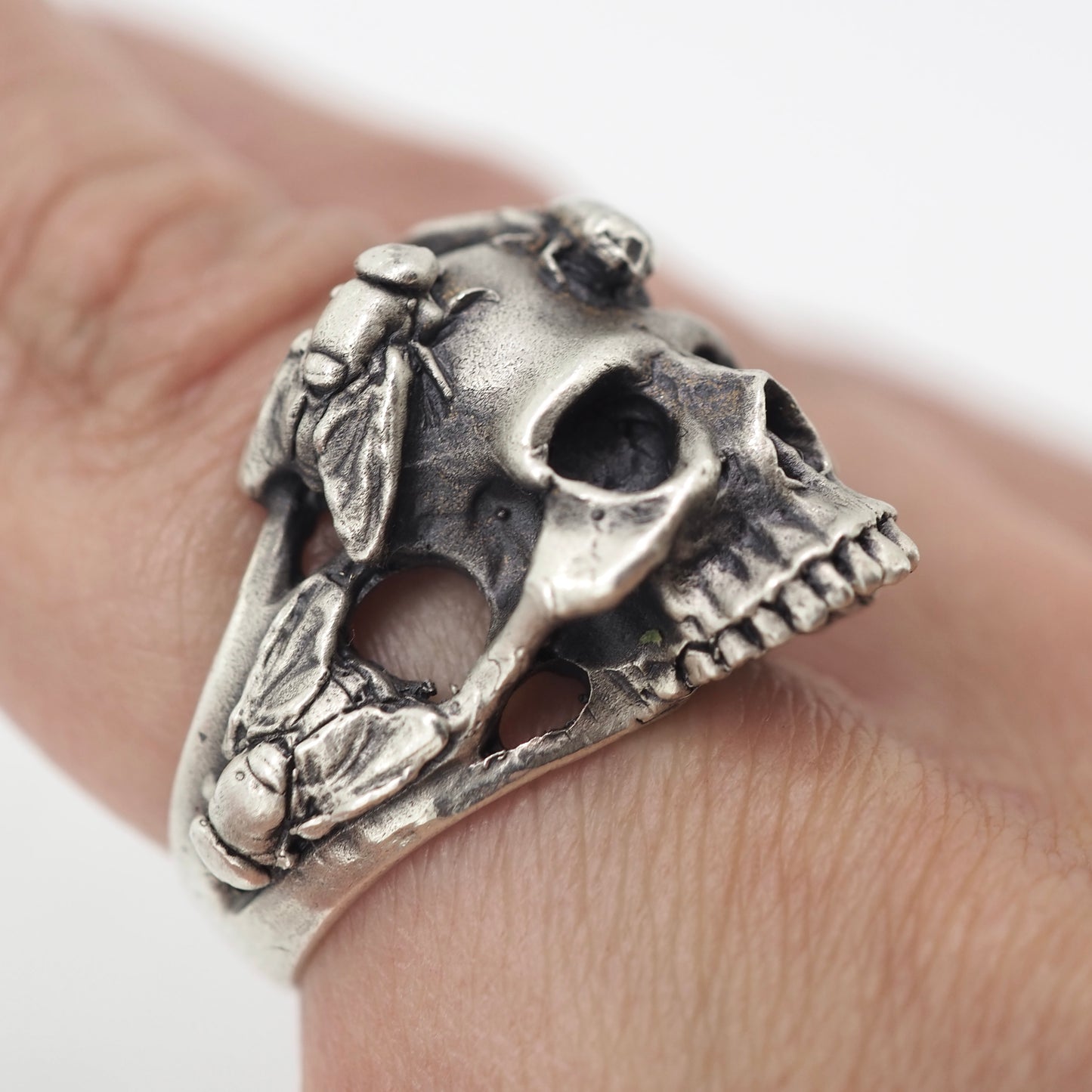 Skull with flies ring