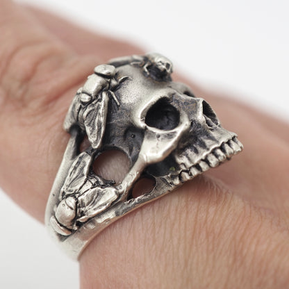 Skull with flies ring