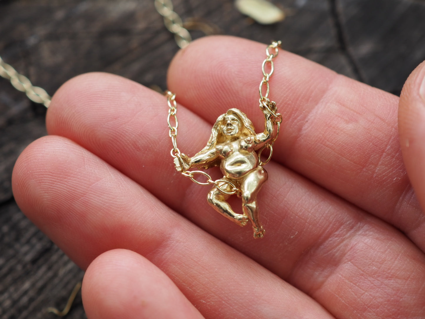 Swinging nudie necklace