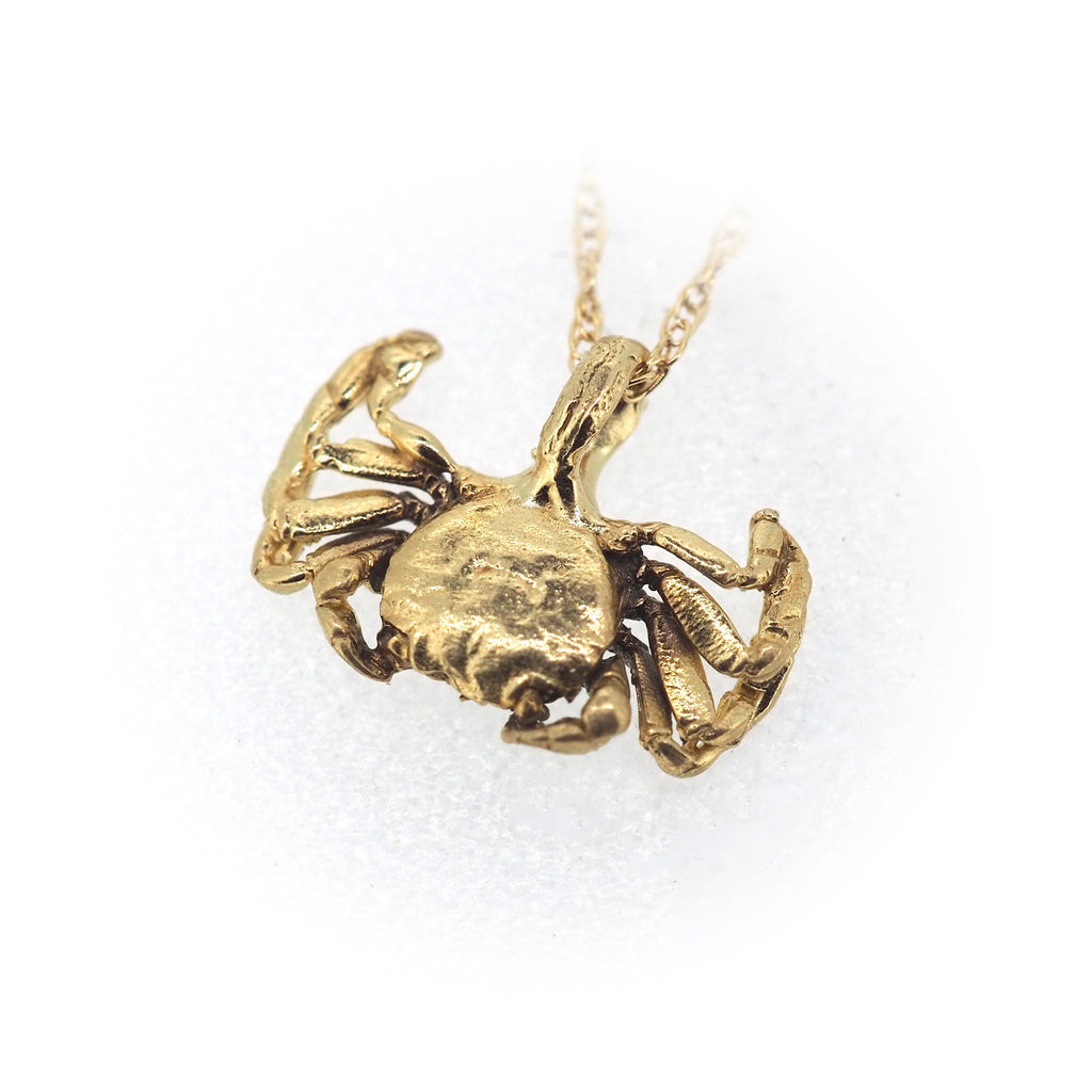 Crab necklace in gold