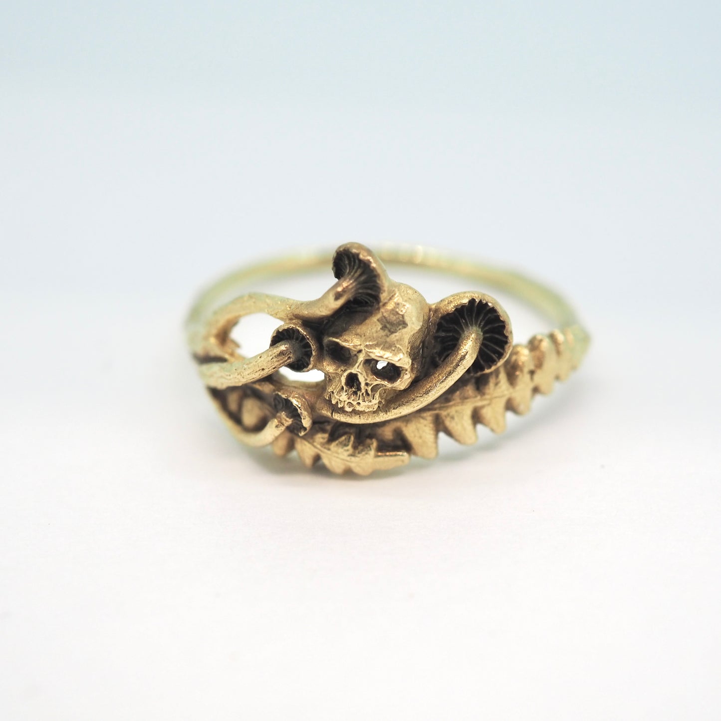 Skull in the forest ring gold