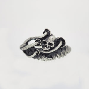 Skull in the forest ring