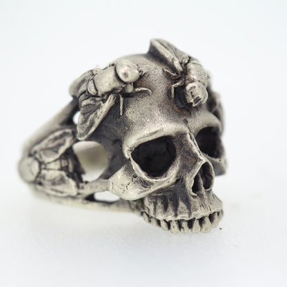 Skull with flies ring