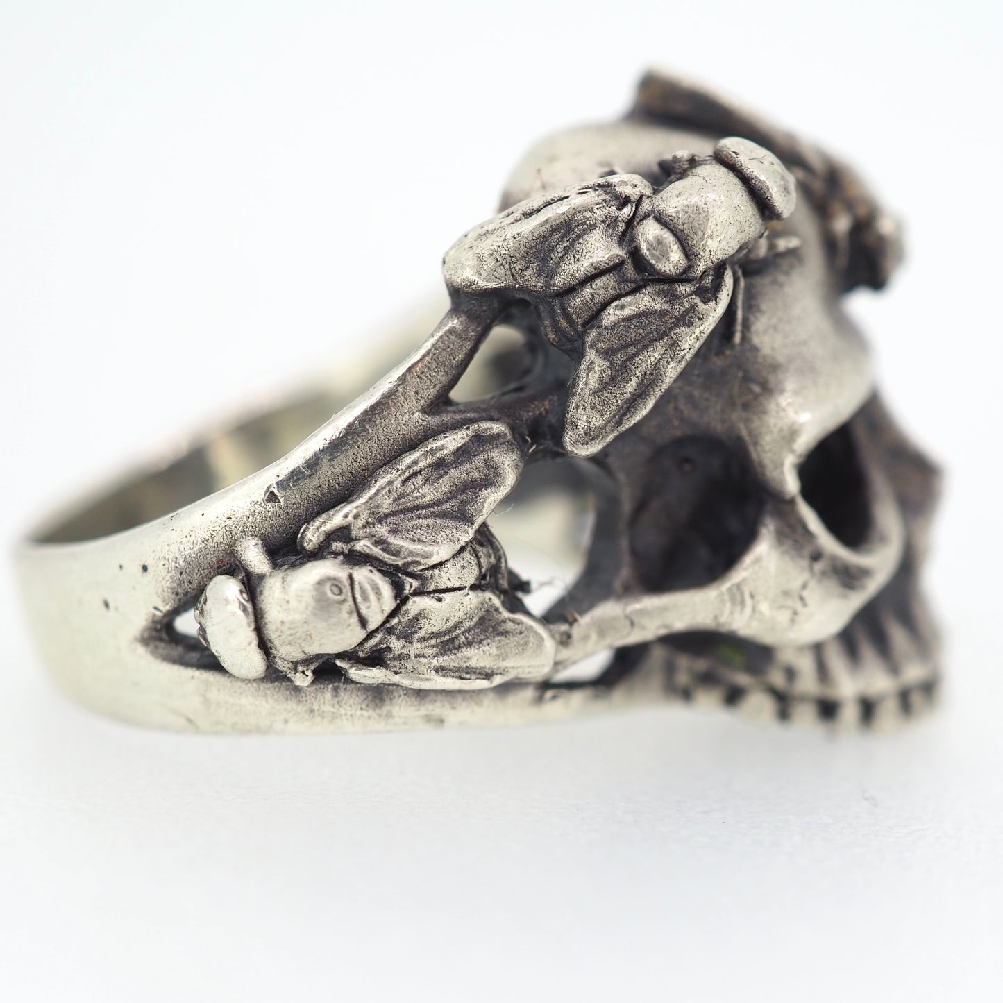 Skull with flies ring
