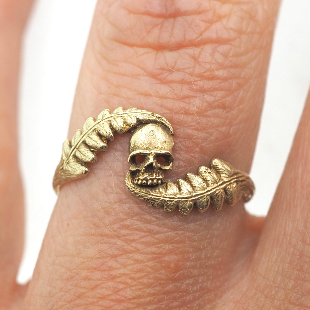 Swirly fern and skull ring gold