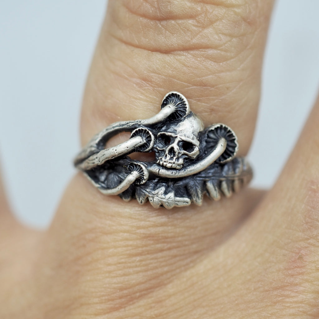 Skull in the forest ring
