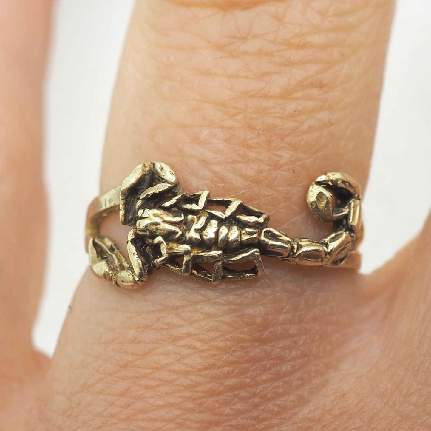 Scorpion east west ring gold