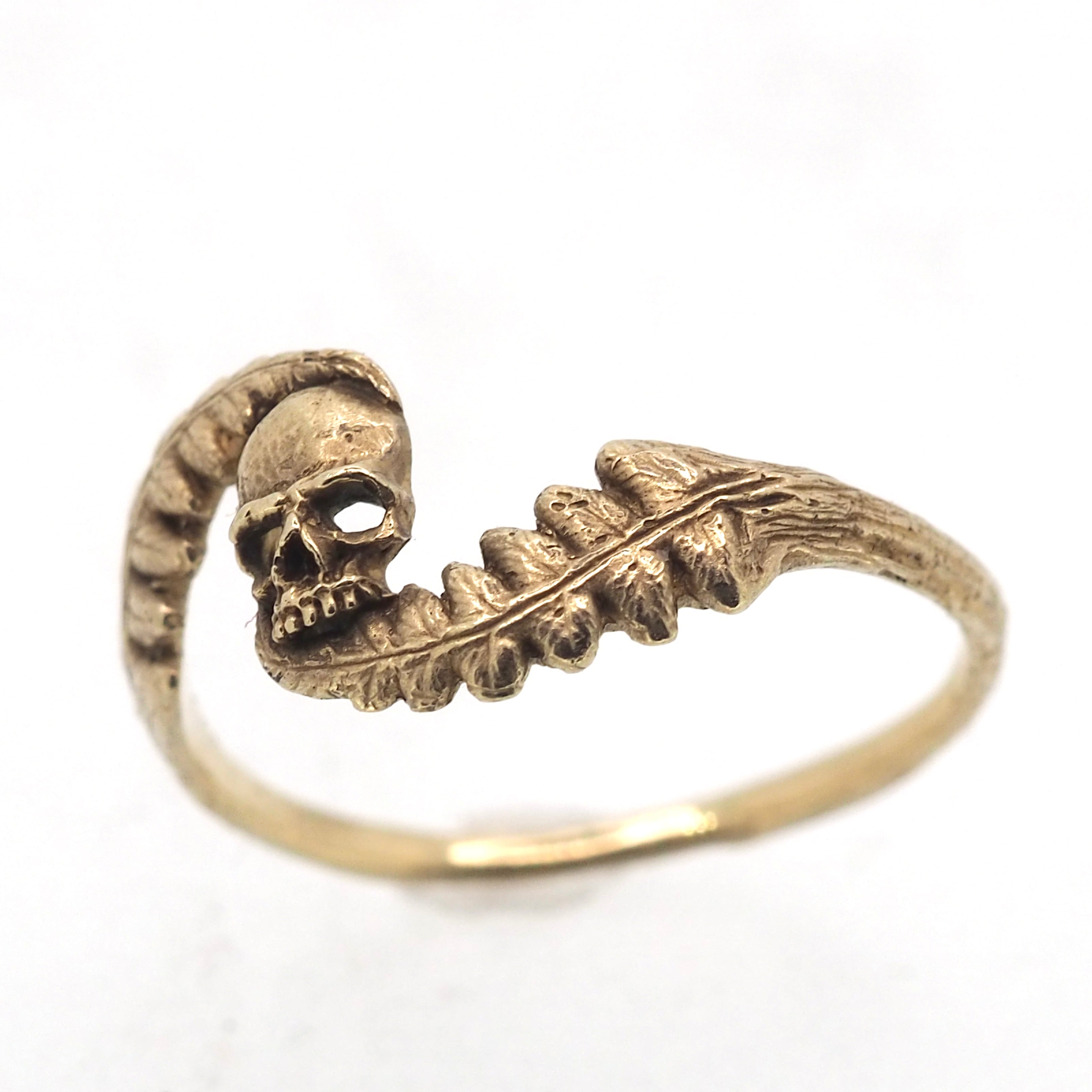 Swirly fern and skull ring gold