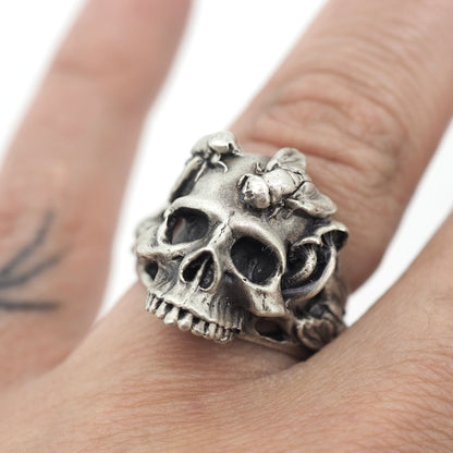 Skull with flies ring