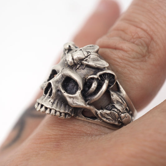 Skull with flies ring